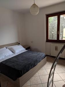 een slaapkamer met een bed en een raam bij SWEET VIEW in Varenna