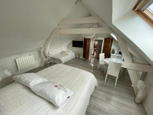 sypialnia z łóżkiem i jadalnią w obiekcie Chambres privées chez le particulier aéroport Lille Lesquin w mieście Lesquin