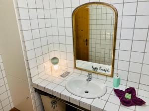 łazienka z umywalką i lustrem w obiekcie Appartement Azalea Oetz w mieście Oetz +20 zdjęć