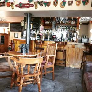 Loungen eller baren på Usk And Railway Inn