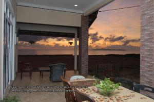 Uma varanda ou terraço em KC Beachfront