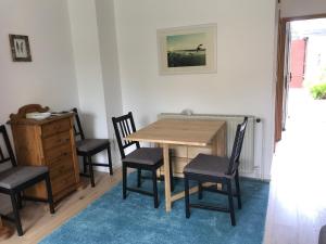 une salle à manger avec une table et des chaises en bois dans l'établissement Ferienhaus Möwe, à Butjadingen