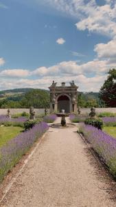 un camino en un jardín con flores púrpuras en Gästehaus Mälzerei auf Schloss Neuburg am Inn, en Neuburg am Inn