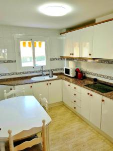 Kuchyňa alebo kuchynka v ubytovaní Apartamento con piscina en Oliva Nova