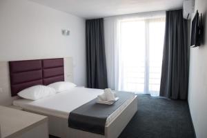 Pokój hotelowy z łóżkiem z ręcznikiem w obiekcie Hotel Premium w mieście Eforie Nord