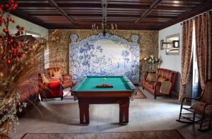 una sala de estar con una mesa de billar. en Quinta do Regalo en Coimbra