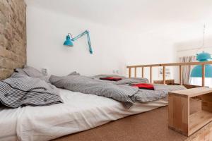 two twin beds in a bedroom with ainylinylinylinylinyl at Little Whistle in the heart of Jewish district with AC in Budapest