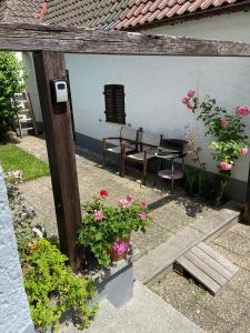 a garden with a bench and a table and flowers at Zirndorf Ferienhaus in Zirndorf
