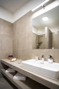 bagno con lavandino bianco e specchio di Hotel MAGISTR Vsetín a Vsetín