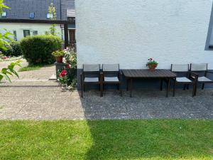 une table et des chaises installées à côté d'un bâtiment dans l'établissement Zirndorf Ferienhaus, à Zirndorf