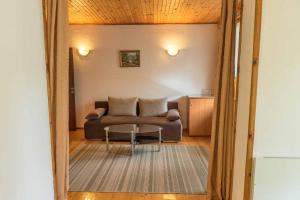 uma sala de estar com um sofá e uma mesa em Hotel Paradise Place em Kalofer