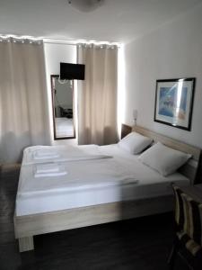 מיטה או מיטות בחדר ב-Hotel Berliner Hof