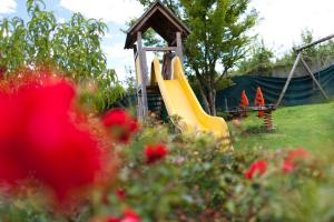 un parco giochi con scivolo in un cortile di Hotel & Appartement Valtnaungut a Cermes