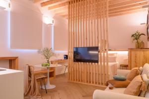 TV a/nebo společenská místnost v ubytování FERALA SUITES ALBAYZíN