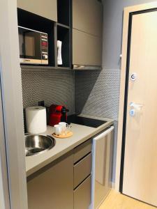 Kuchyň nebo kuchyňský kout v ubytování Metropolitan Complex Suite 2@faliro