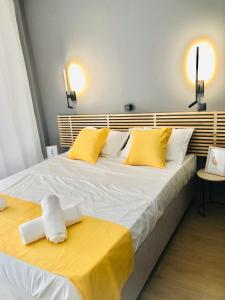 Ένα ή περισσότερα κρεβάτια σε δωμάτιο στο Metropolitan Complex Suite 2@faliro
