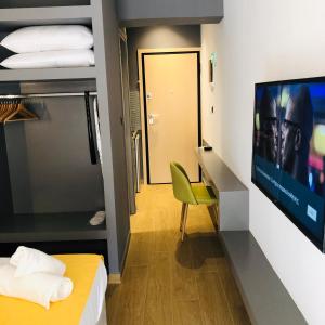 Televízia a/alebo spoločenská miestnosť v ubytovaní Metropolitan Complex Suite 2@faliro