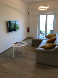 een woonkamer met een bank en een tafel bij Apartment Nona Ervina in Koper