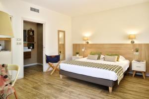 a bedroom with a large bed in a room at Résidence & Hotel U Livanti ECOLABEL in Propriano