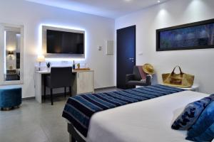 een hotelkamer met een bed en een bureau bij Résidence & Hotel U Livanti ECOLABEL in Propriano