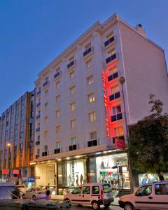 een gebouw waar auto's voor geparkeerd staan bij Martinenz Hotel in Istanbul