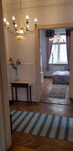 クリニツァ・ズドルイにあるKlimatyczny Apartamentのテーブルとベッド、窓が備わる客室です。