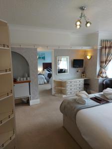 una camera d'albergo con letto e specchio di Glenwood Guesthouse Betws-y-coed a Betws-y-coed