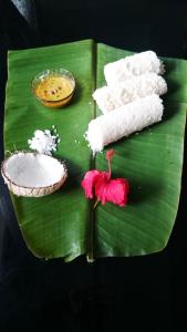 ein grünes Bananenblatt mit Reis und einer Schale Öl in der Unterkunft Immanuel Home Stay in Kochi + 30 Fotos