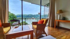 uma sala de estar com vista para um rio em Lakewood Residence em Kandy