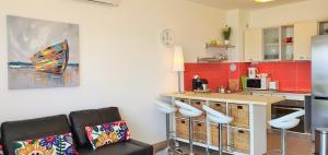 Cucina o angolo cottura di Apartments Nicolas - Beach & Sea 10m away - Amazing sea view!