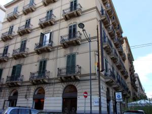 un gran edificio blanco con ventanas y balcones en B&B L'Orlando Furioso, en Palermo