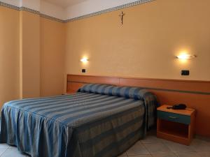 A bed or beds in a room at Hotel Pegaso