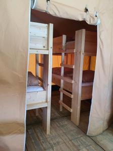 a couple of bunk beds in a room at Safaritent op Camping la Douane in Vresse-sur-Semois