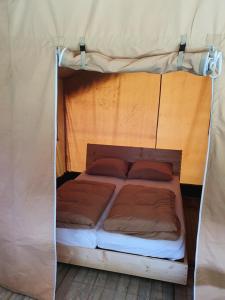Кровать или кровати в номере Safaritent op Camping la Douane