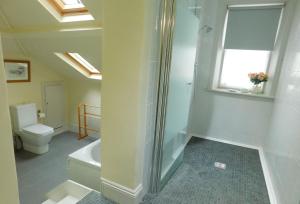 Koupelna v ubytování Quay Corner, 5 bed house, Christchurch Dorset