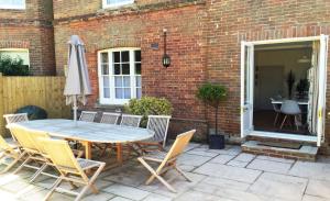 Patio nebo venkovní prostory v ubytování Quay Corner, 5 bed house, Christchurch Dorset