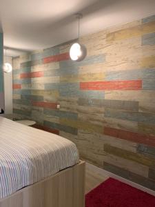 ein Schlafzimmer mit einer Wand aus aufgearbeitetem Holz in der Unterkunft Villa Susana in Torrox Costa + 31 Fotos