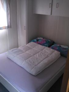 Een bed of bedden in een kamer bij Stacaravanverhuur KR00N chalet FF-5