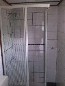 Een badkamer bij Stacaravanverhuur KR00N chalet FF-5