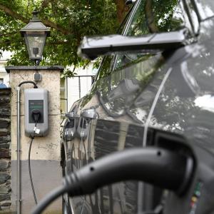 un coche estacionado junto a un parquímetro en Parkhotel Plauen en Plauen