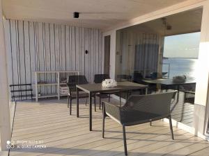 Balkón alebo terasa v ubytovaní Villa on the beach + 37 fotografií