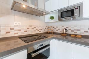 Kuchnia lub aneks kuchenny w obiekcie LUMINOSO APARTAMENTO en el centro de Cádiz