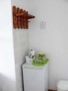 a toilet with a green plate on top of it at Villa pod Topolami in Okuninka