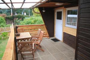 タンバッハ・ディータルツにあるFerienhaus Am Waldのテーブルと椅子と傘のあるパティオ +9枚の写真