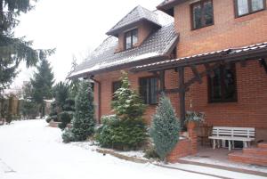 a brick house with a bench in front of it at Pokoje Gościnne Na Górach in Kazimierz Dolny