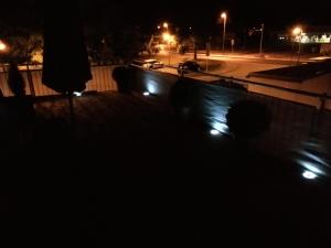 ein dunkles Bild eines Parkplatzes in der Nacht in der Unterkunft KIC Kochschule in Colditz Gastroverleih, Mietkoch, HMDL, FEWO in Colditz