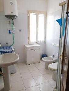 Ein Badezimmer in der Unterkunft Appartamento La Maddalena