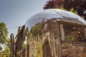 un viejo tren con una cúpula encima en Dixie Airstream - Retro 1970s American Airstream close to Windermere en Staveley