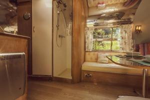 Gallery image of Dixie Airstream - Retro 1970s American Airstream close to Windermere in Staveley