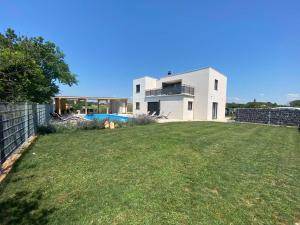 a house with a large yard in front of it at Enjoy Green, APP with swimming pool, garden, pets welcome in Novigrad Istria